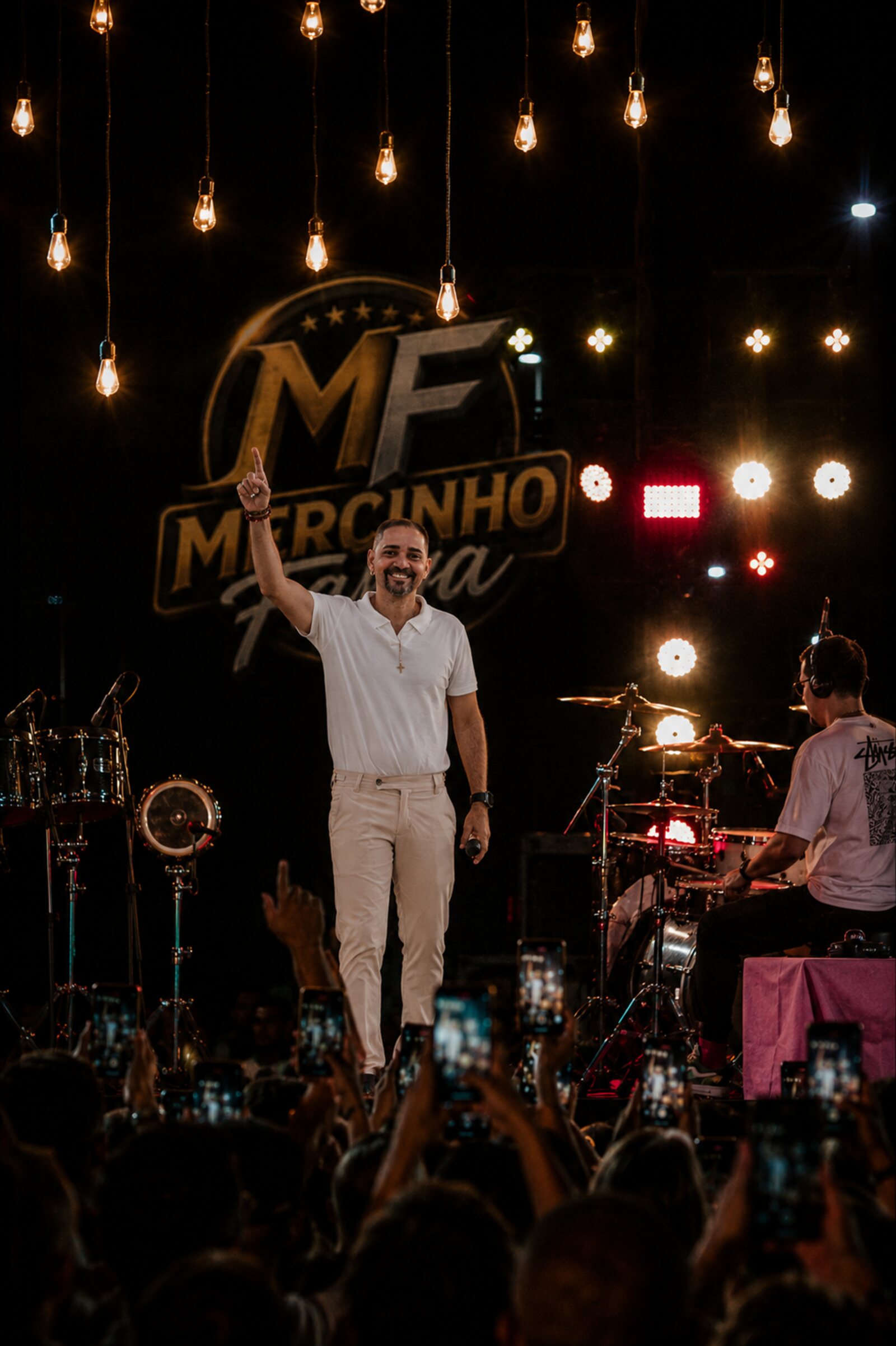 Mercinho Farra se apresentando ao vivo no palco